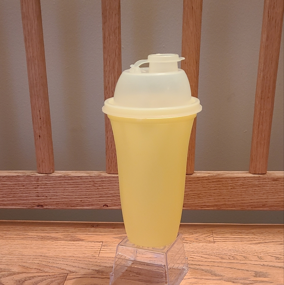 Tupperware Yellow Quick Shake Shaker